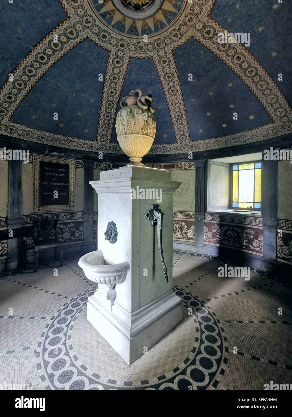 Interno del padiglione di pompaggio di St Bernard's Well, Stockbridge, Edimburgo. Soffitto a mosaico ornato di Thomas Bonnar, all'interno della sorgente minerale storica di Alexander Naysmith. - Immagine stock catturata con smartphone