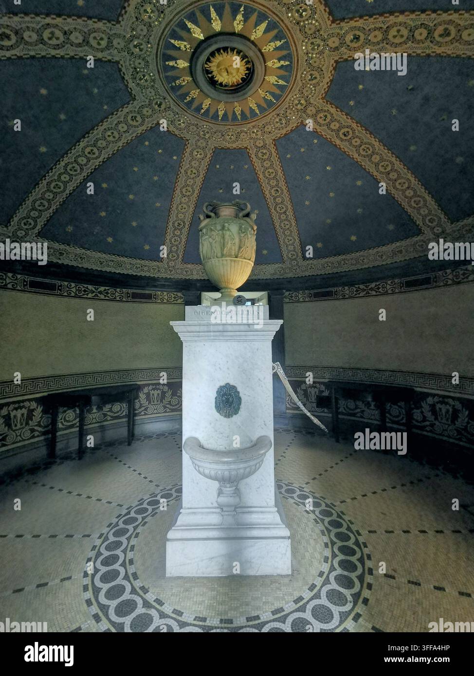 Interno del padiglione di pompaggio di St Bernard's Well, Stockbridge, Edimburgo. Soffitto a mosaico ornato di Thomas Bonnar, all'interno della sorgente minerale storica di Alexander Naysmith. - Immagine stock catturata con smartphone