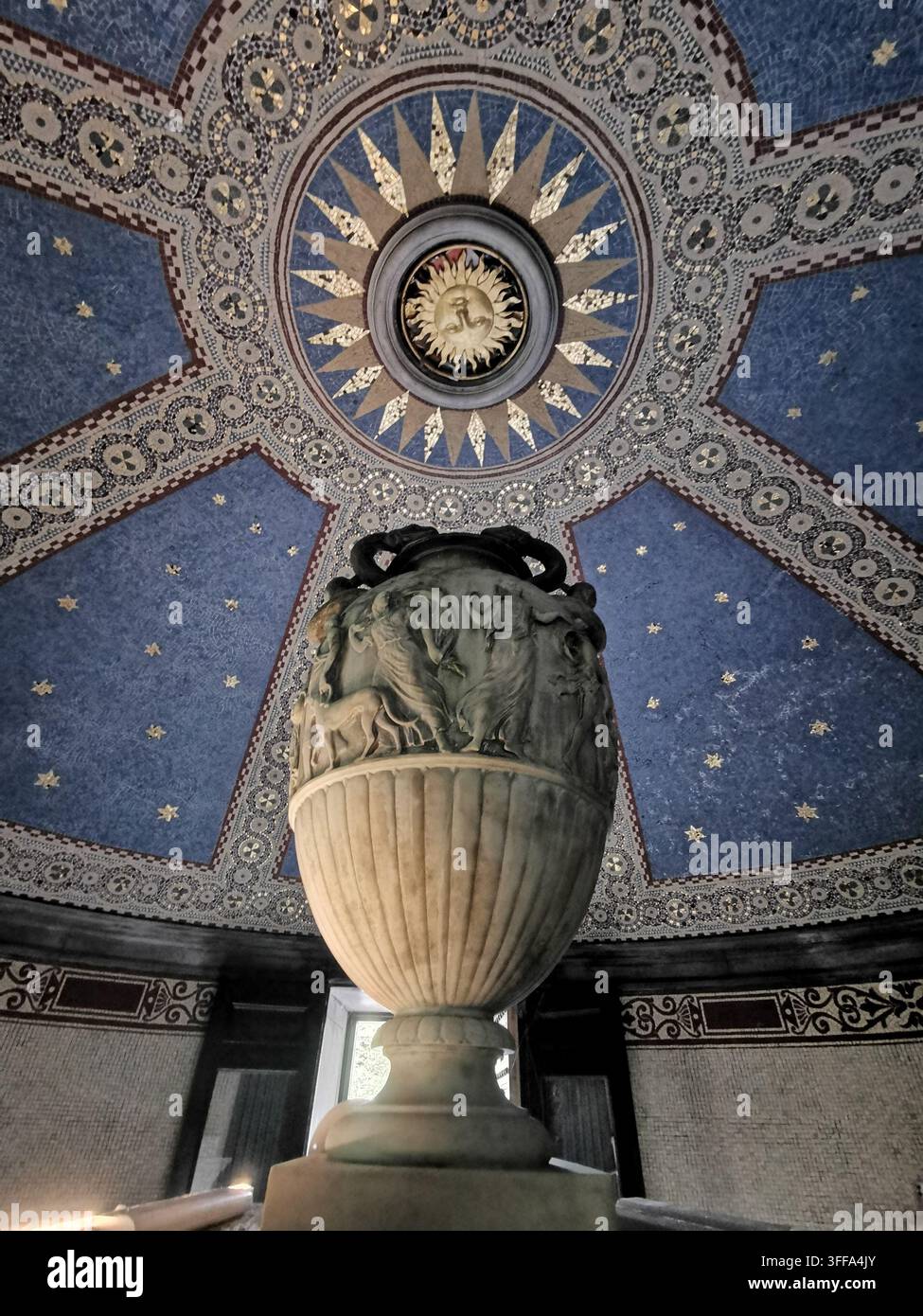 Interno del padiglione di pompaggio di St Bernard's Well, Stockbridge, Edimburgo. Soffitto a mosaico ornato di Thomas Bonnar, all'interno della sorgente minerale storica di Alexander Naysmith. - Immagine stock catturata con smartphone