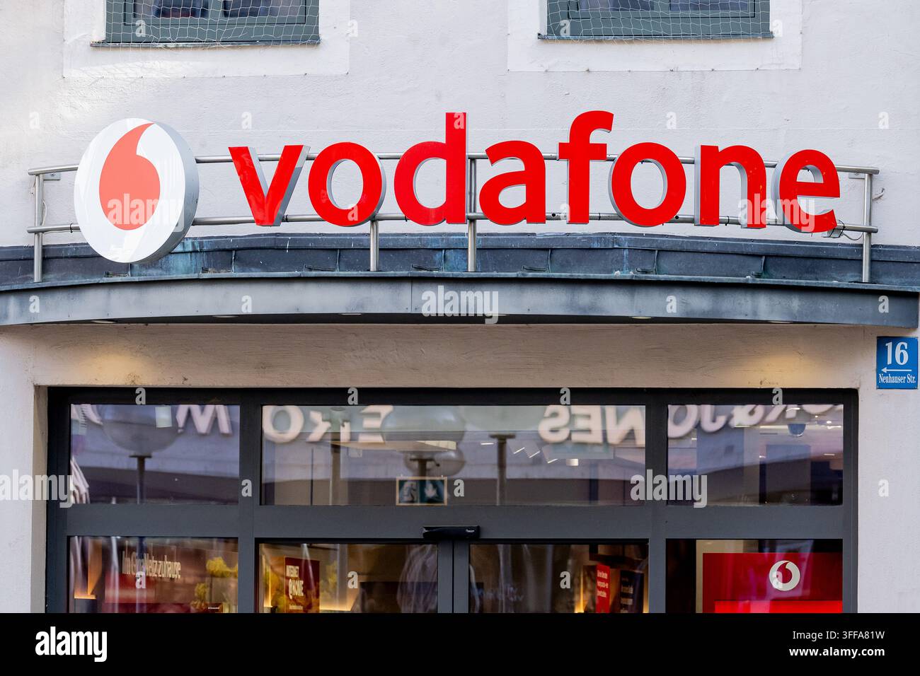 Scrittura e logo di Vodafone su una filiale corrispondente  Immagine tematica Economia, Vendita al dettaglio nella zona pedonale di Monaco di Baviera, 05.09.2026  Fo Foto Stock