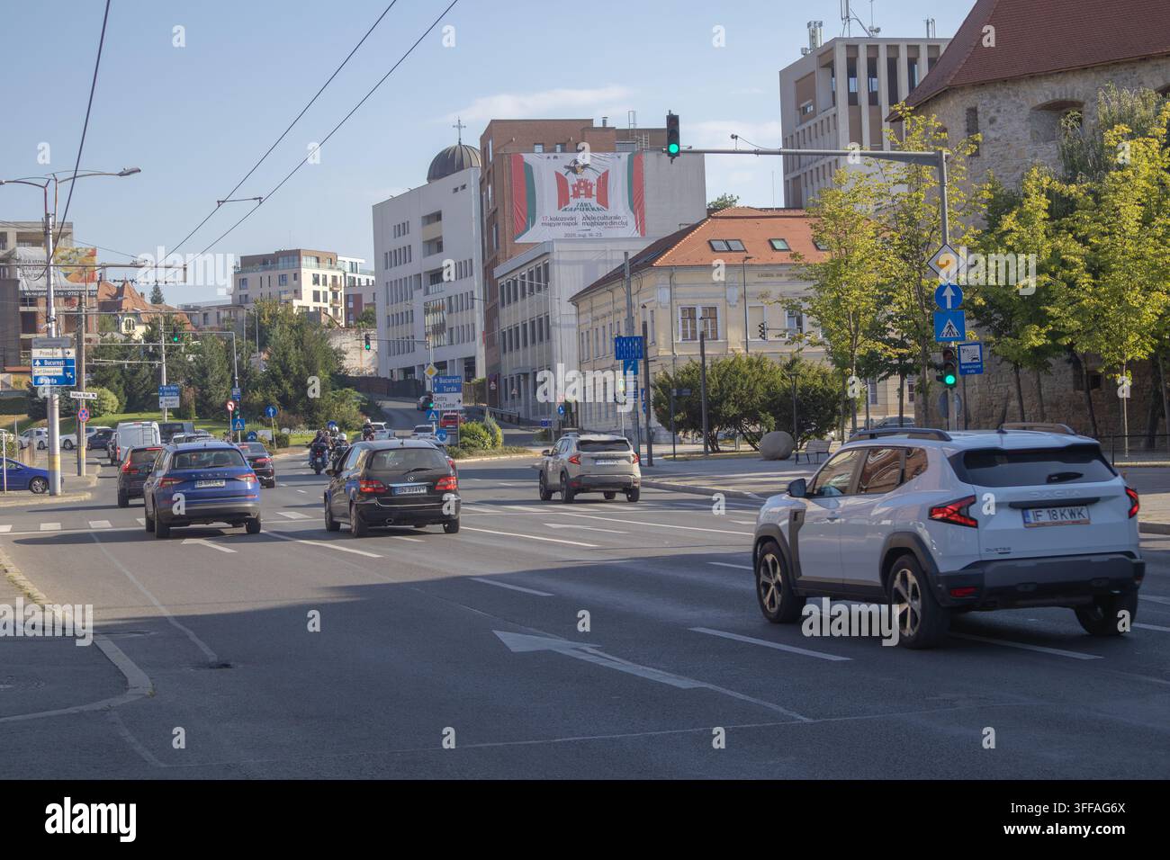 Traffico urbano a un incrocio di Cluj-Napoca con edifici storici e moderni - 14 agosto 2026. Foto Stock