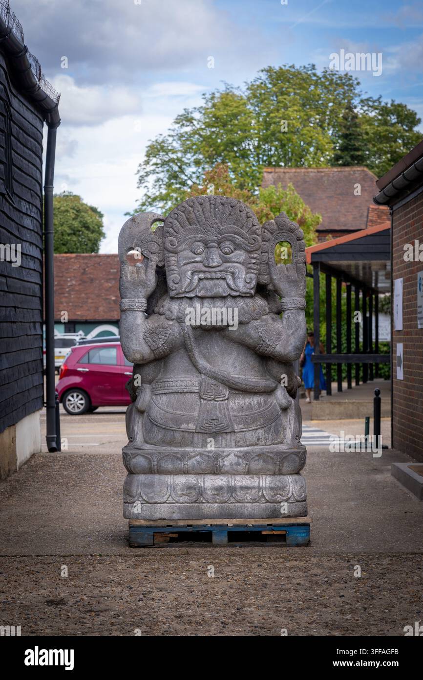 Scultura in pietra intagliata a mano di un Mahakala alla Battlers Green Farm Foto Stock