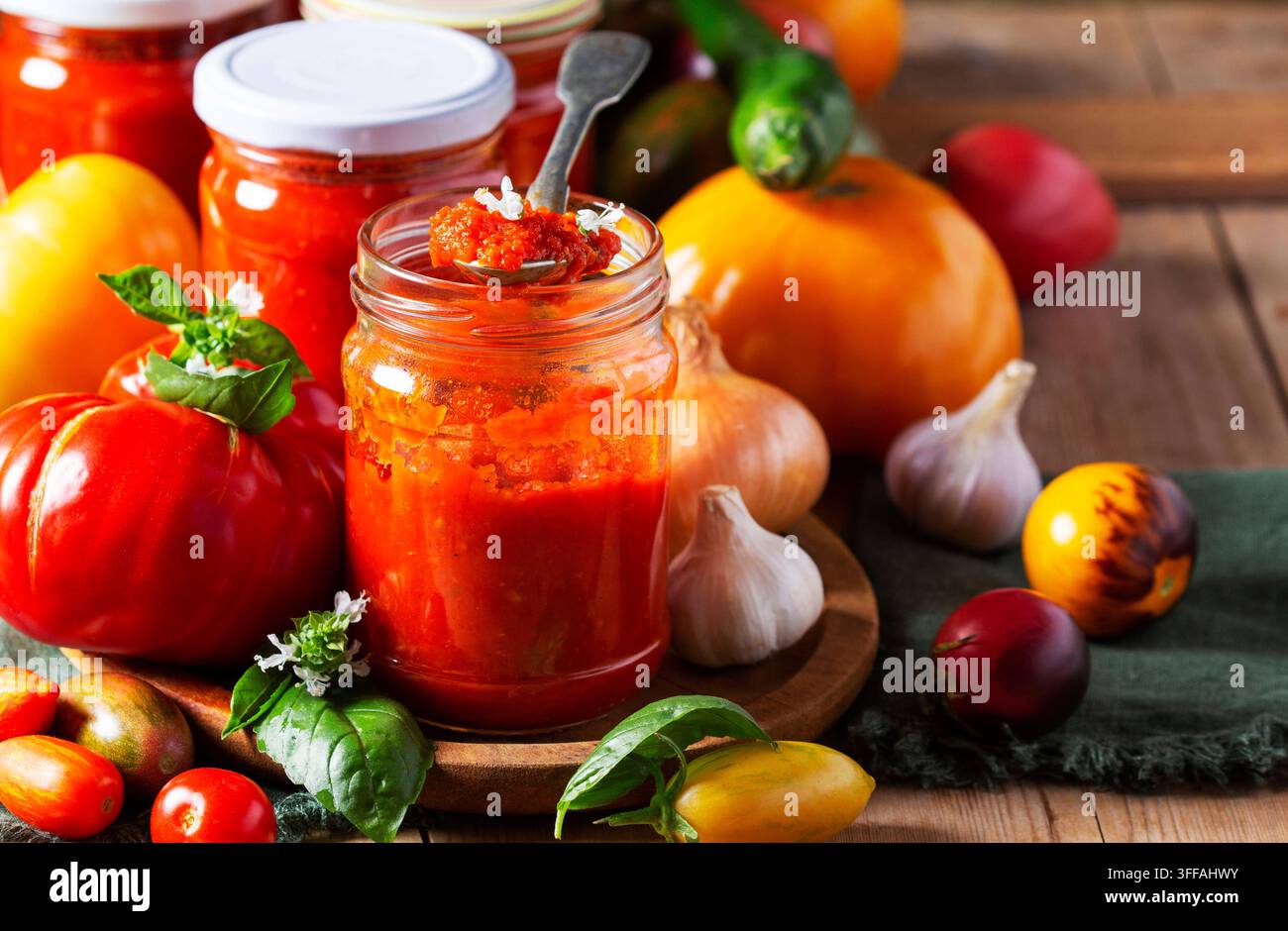 Salsa di pomodoro calda, adjika, salsa, passata o marinara. Salsa di verdure in scatola per servire con carne o cucinare altri piatti. Messa a fuoco selettiva. Foto Stock