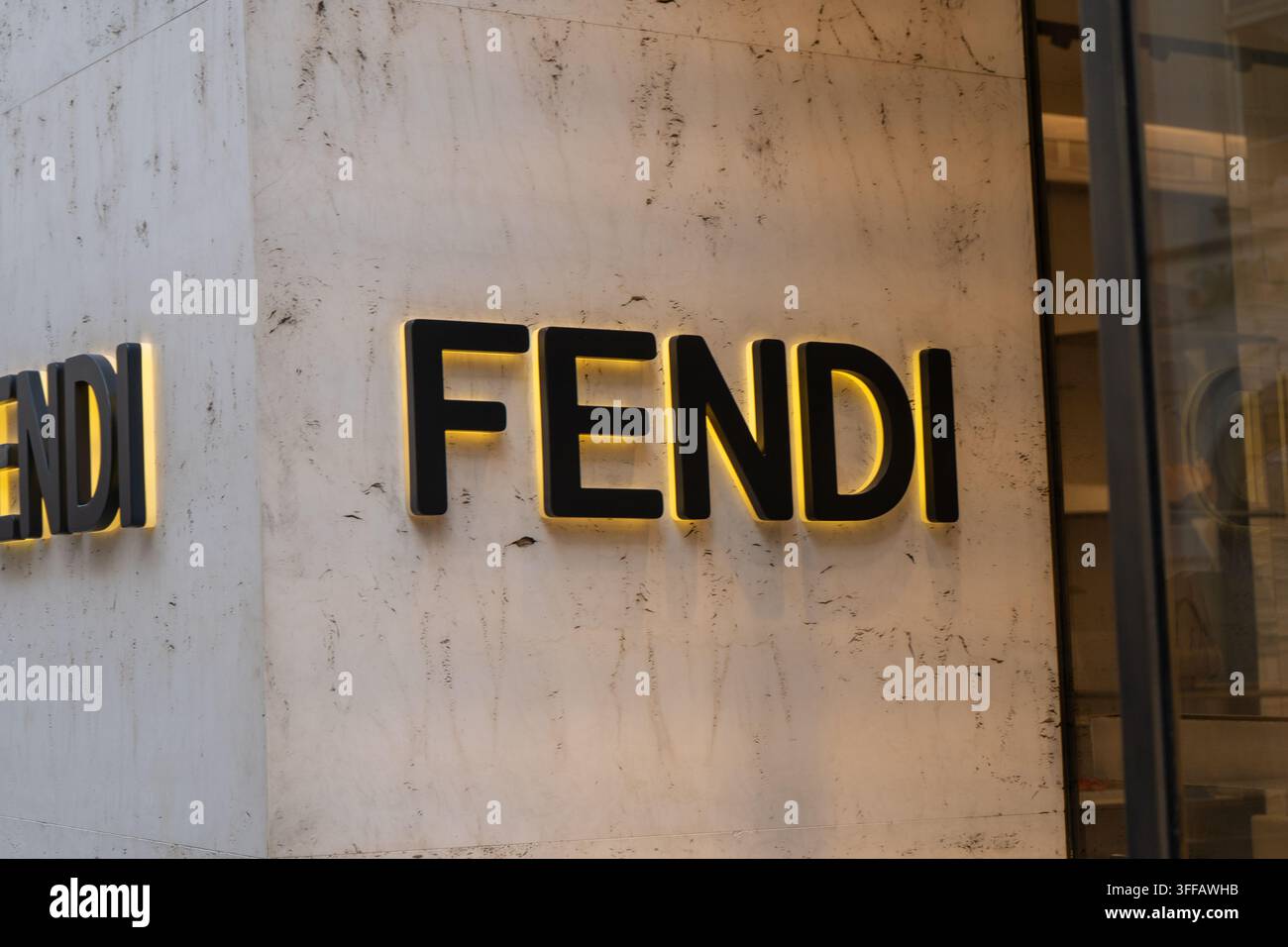 Insegna del logo del marchio di lusso Fendi sulla facciata esterna in marmo moderno di una boutique a Vienna, Austria - 21 giugno 2026 Foto Stock