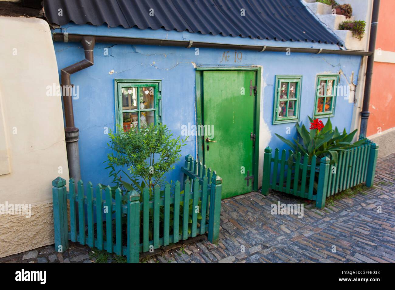 Casa colorata con porta verde e piante davanti, su Golden Lane a Praga, Repubblica Ceca. Foto Stock