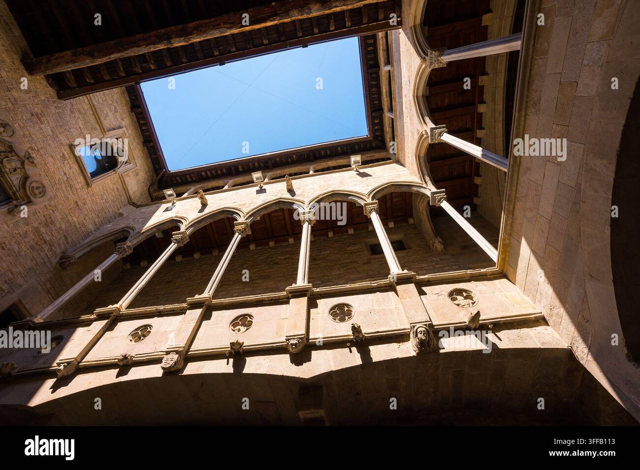 Cortile della Palau del lloctinent, sede degli Archivi di Stato e della Corona d'Aragona nel Quartiere Gotico della città di Barcellona Foto Stock