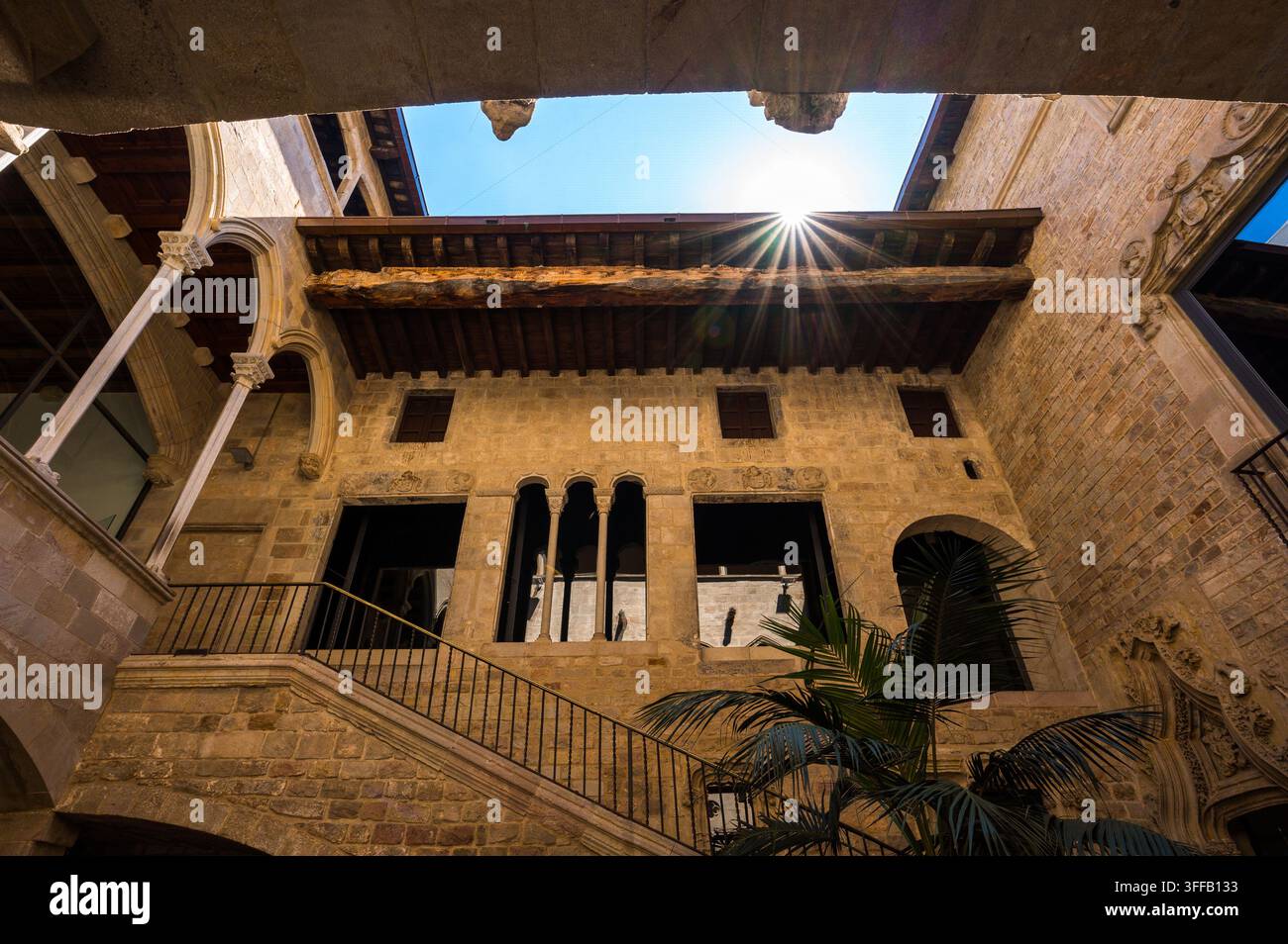 Cortile della Palau del lloctinent, sede degli Archivi di Stato e della Corona d'Aragona nel Quartiere Gotico della città di Barcellona Foto Stock