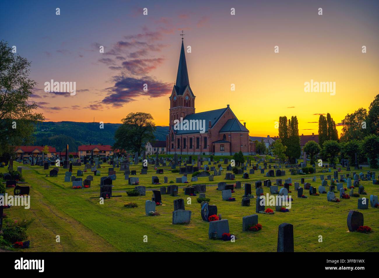 Chiesa e cimitero di Lillehammer al tramonto in Norvegia Foto Stock