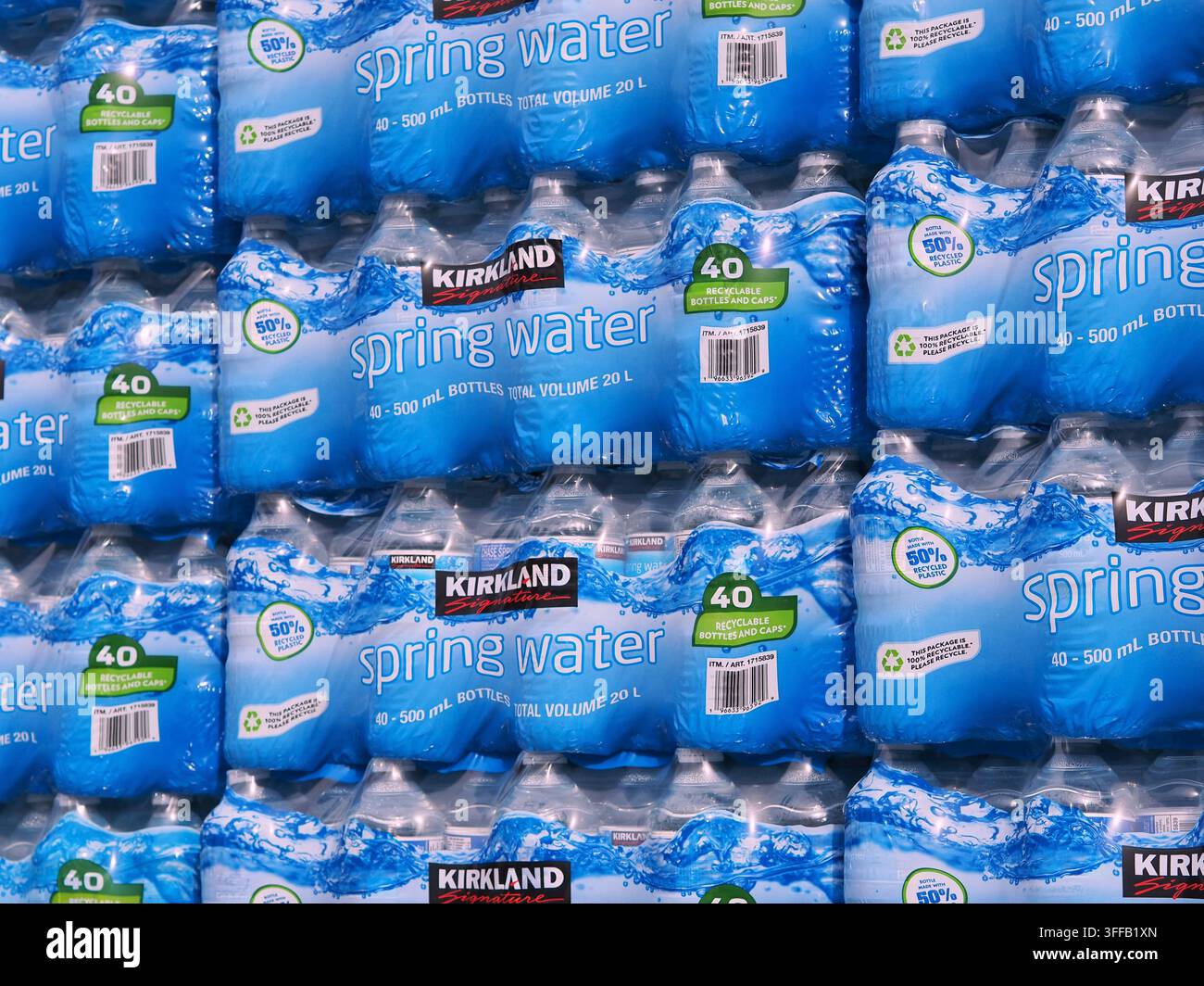 Acqua di sorgente in bottiglia Kirkland Signature in vendita. Wolverhampton settembre 2026 Foto Stock