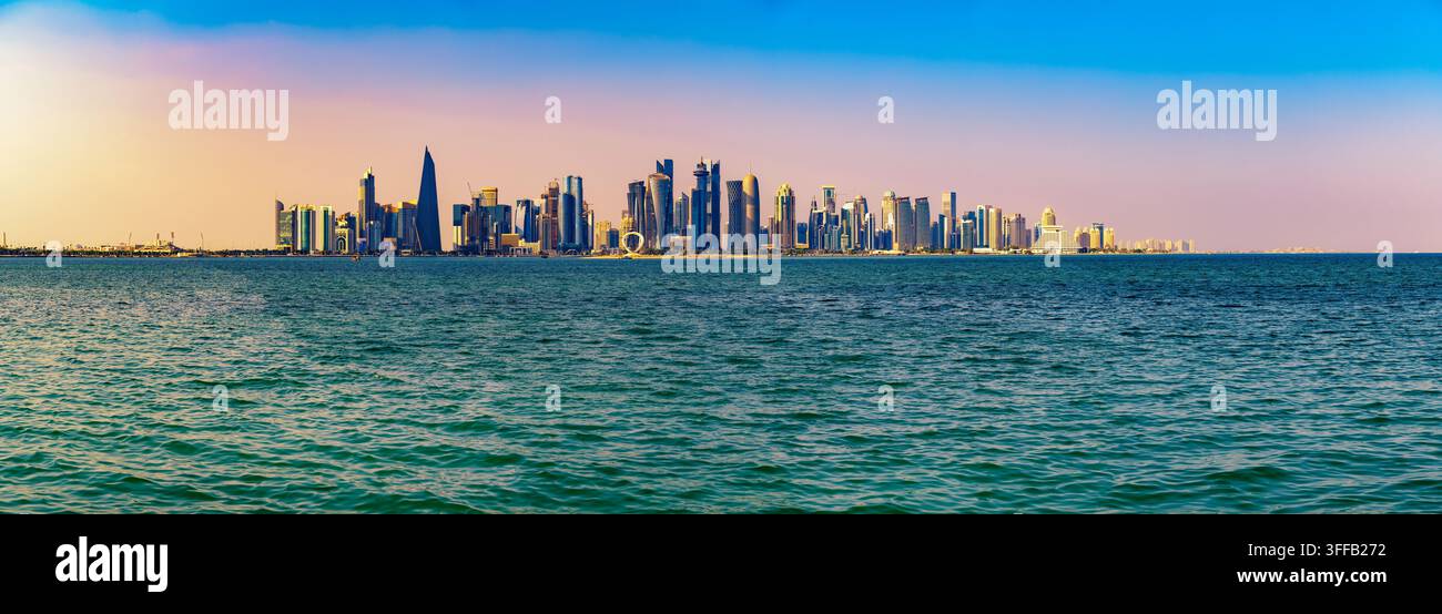 Panorama dello skyline di Doha sulla baia di Doha in Qatar Foto Stock