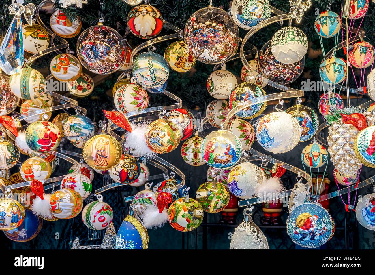 Collezione di palline di vetro festive colorate per le feste al mercato di Natale a Vienna, Austria. Foto Stock