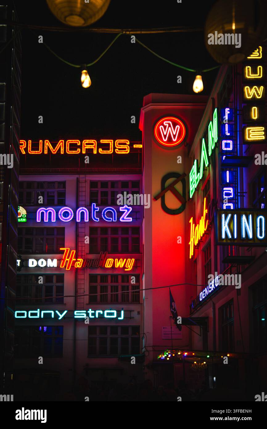 Insegne al neon storiche illuminate alla Neon Side Gallery nel cortile culturale Ruska 46 a Wrocław, Polonia Foto Stock