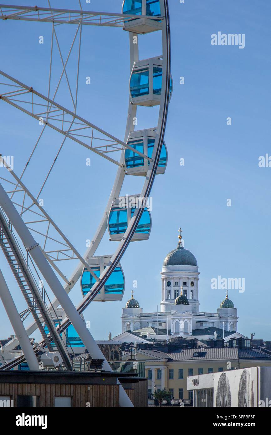 Ruota panoramica SkyWheel Helsinki con la Cattedrale di Helsinki sullo sfondo nel centro di Helsinki, Finlandia Foto Stock