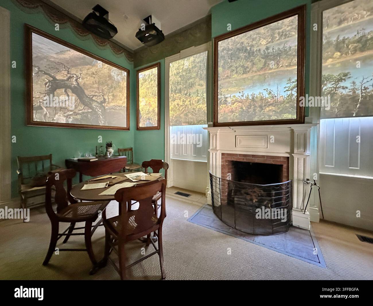 Immagini dei suoi dipinti forniscono i visivi in un cortometraggio sulla vita dell'artista, Thomas Cole National Historic Site, Catskill, New York - Immagine stock catturata con smartphone
