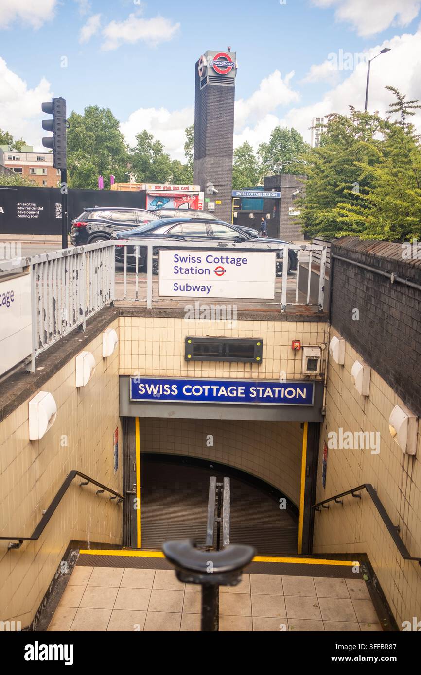 LONDRA - 4 GIUGNO 2026: Stazione della metropolitana Swiss Cottage NW3 – Scale della metropolitana e rotonda della torre sulla linea Jubilee. Foto Stock