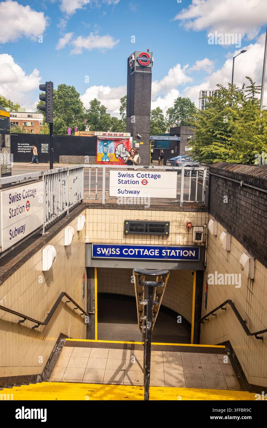 LONDRA - 4 GIUGNO 2026: Stazione della metropolitana Swiss Cottage NW3 – Scale della metropolitana e rotonda della torre sulla linea Jubilee. Foto Stock
