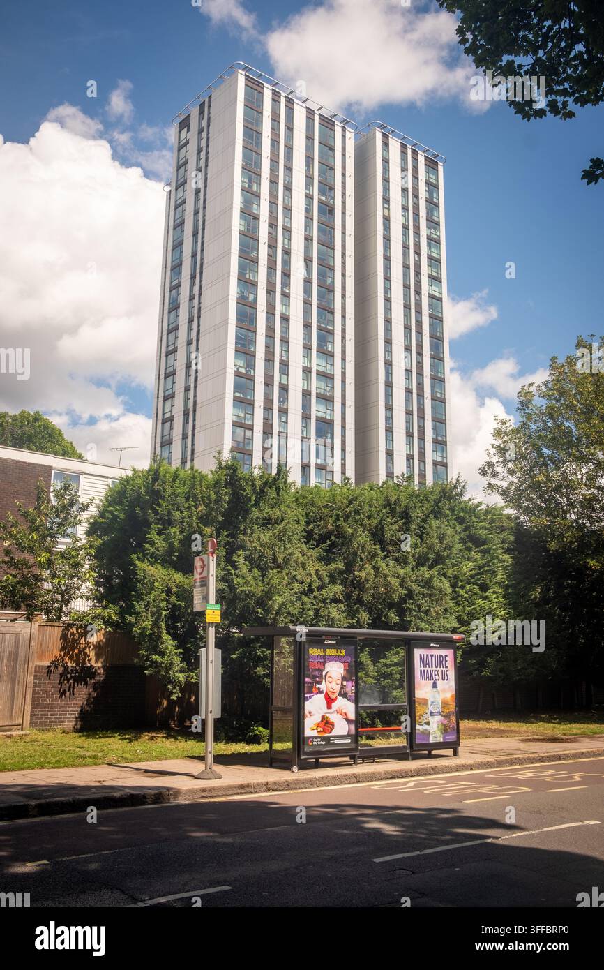 LONDRA - 9 GIUGNO 2026: Chalcots Estate, Adelaide Road NW3 – Palazzi residenziali alti rinnovati accanto a una fermata dell'autobus a Swiss Cottage. Foto Stock