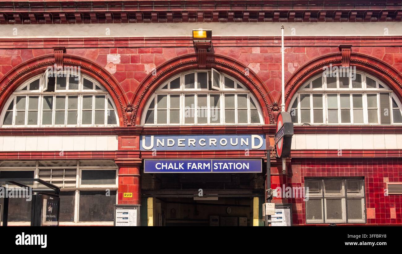 LONDRA - 9 GIUGNO 2026: Stazione della metropolitana Chalk Farm NW1 – Facciata in piastrelle oxblood di Leslie Green sulla Northern line. Foto Stock