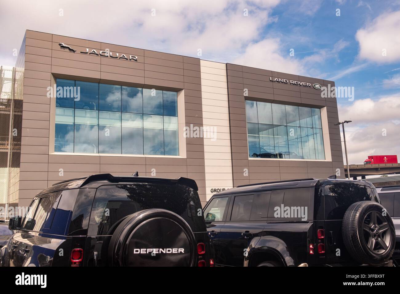 LONDRA – 18 GIUGNO 2026: Jaguar Land Rover, Staples Corner NW2 – Concessionaria Gruppo 1 e Centro Specializzato SV sulla North Circular. Foto Stock