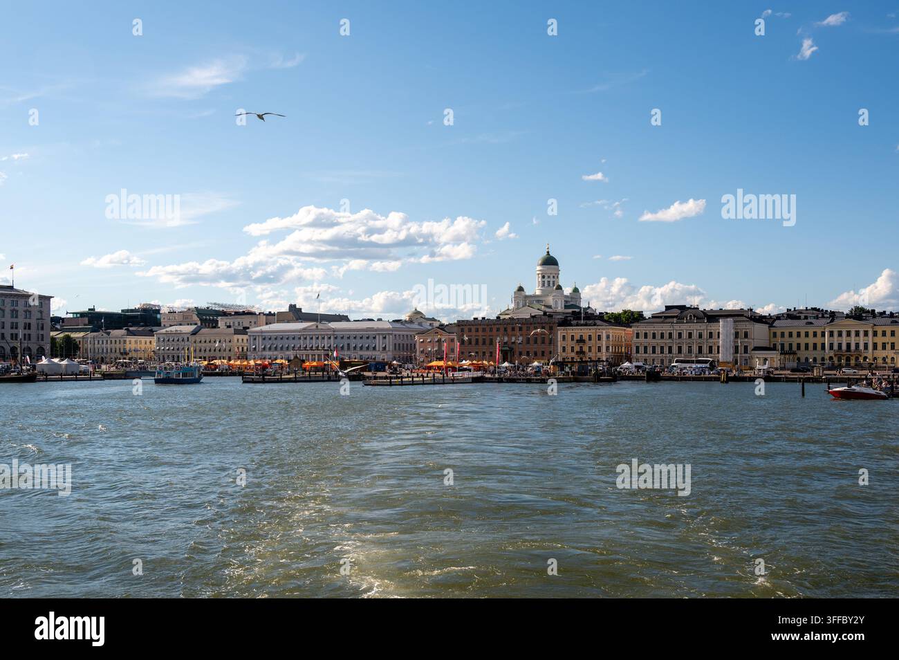 Vista panoramica sul mare dello skyline del porto sud di Helsinki con la cattedrale di Helsinki e la piazza del mercato Foto Stock