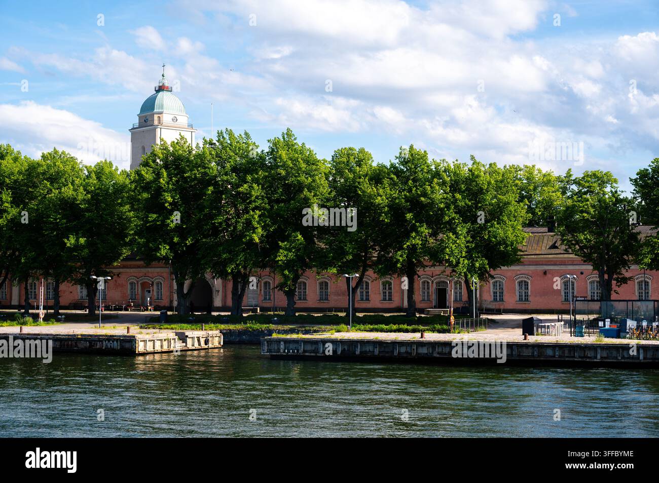 La chiesa storica di Suomenlinna e la torre del faro sopra gli edifici della guarnigione a Helsinki Foto Stock