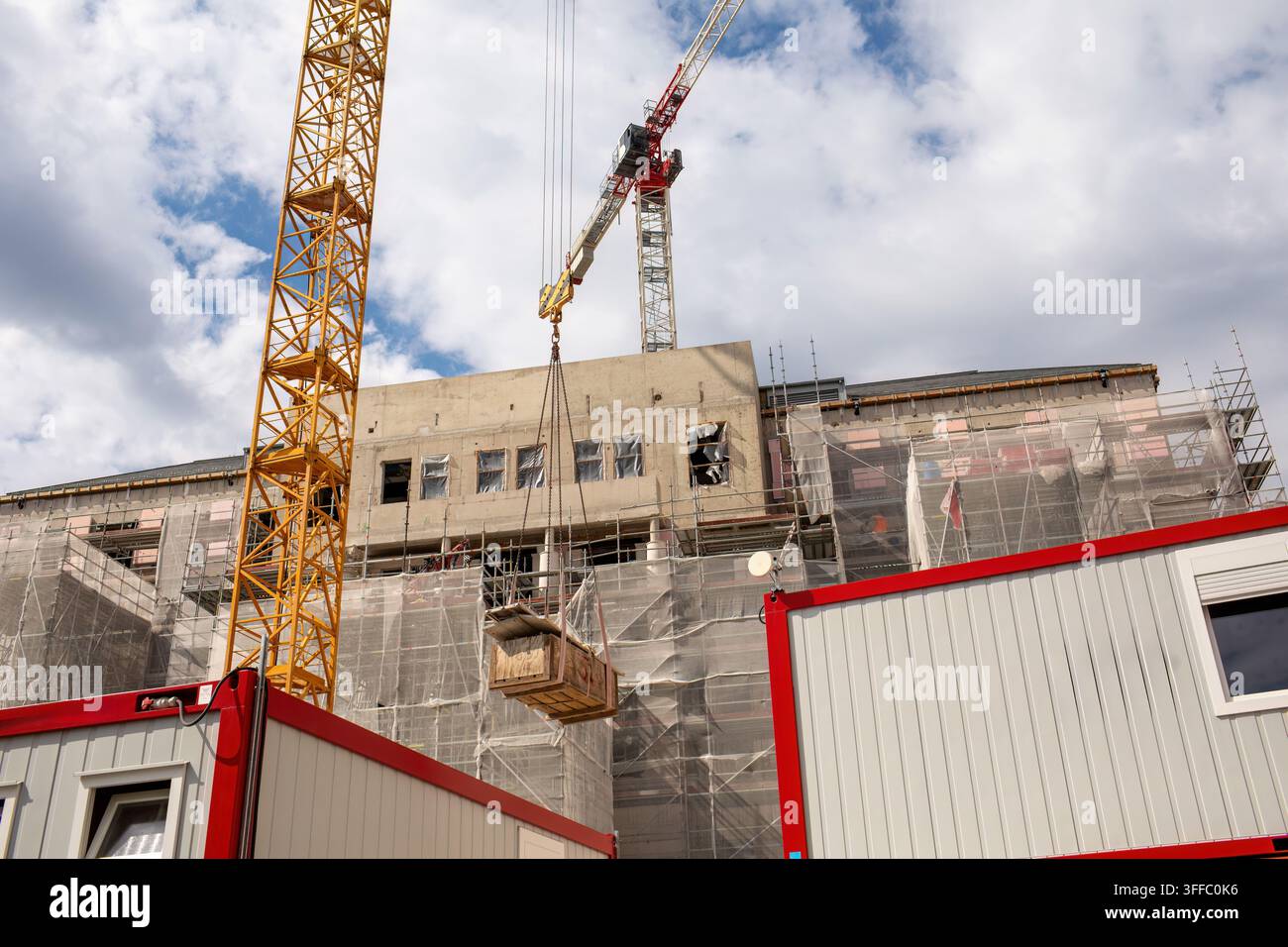 Cantiere di ristrutturazione con gru a torre e impalcature Foto Stock