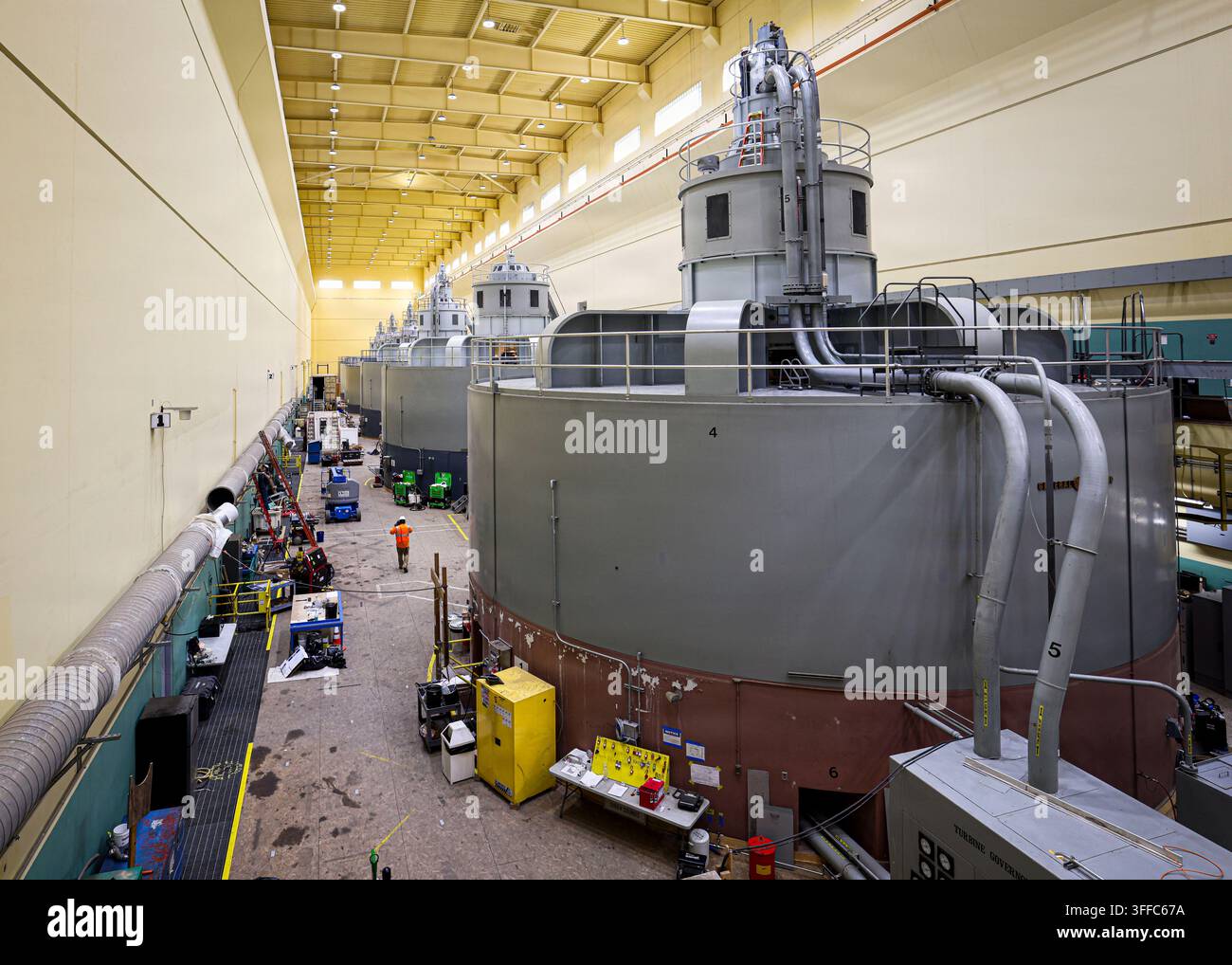 Unità 1, una delle unità di generazione originali presso l’Ice Harbor Lock and Dam vicino a Burbank, Washington, modernizzata con nuove turbine per migliorare il passaggio dei pesci mantenendo al contempo un’efficiente produzione di energia idroelettrica, come parte del Walla Walla District, progetto civile dell’US Army Corps of Engineers sul basso fiume Snake. Foto Stock