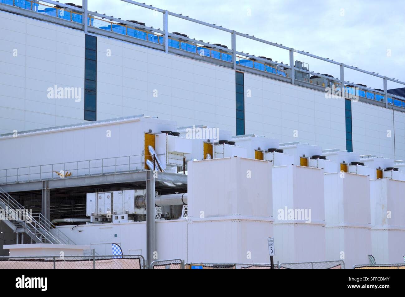 edificio moderno di data center con torri di raffreddamento, Arizona Foto Stock