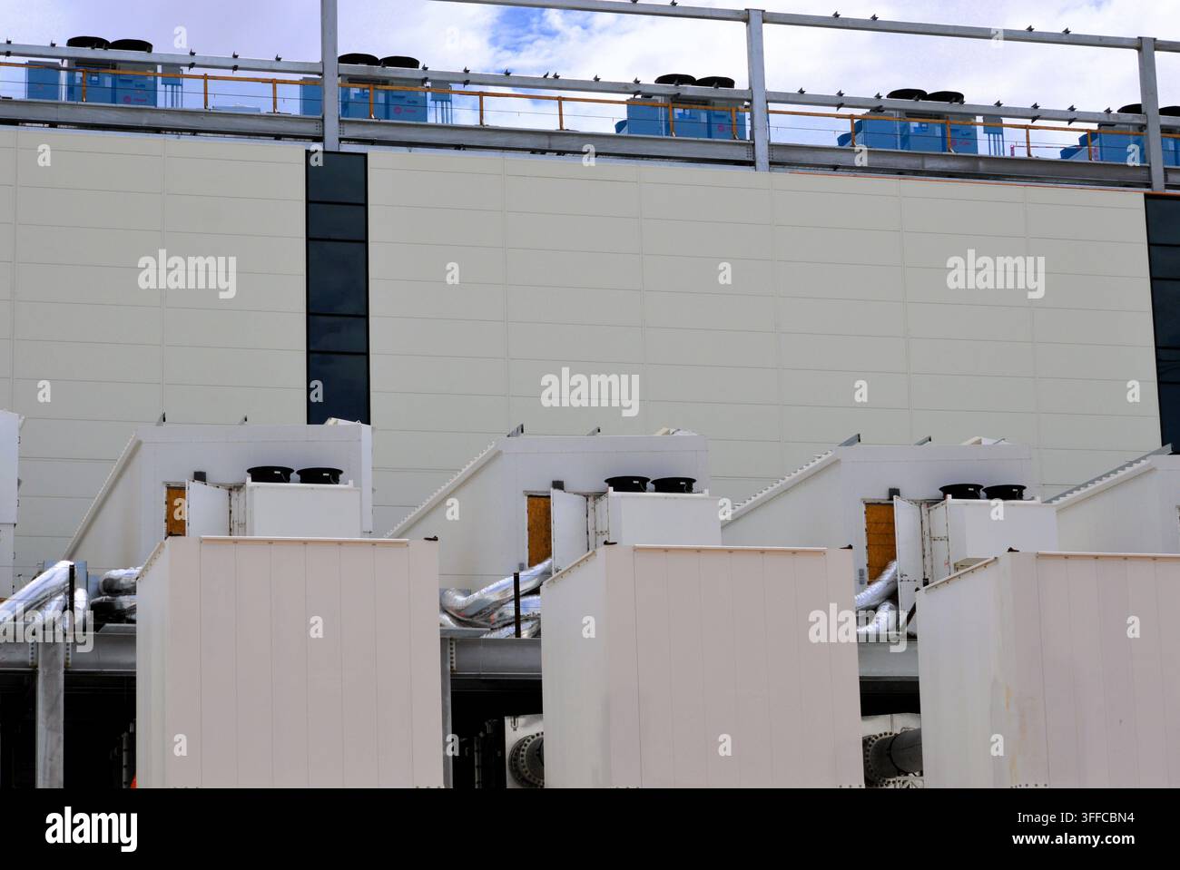 edificio moderno di data center con torri di raffreddamento, Arizona Foto Stock