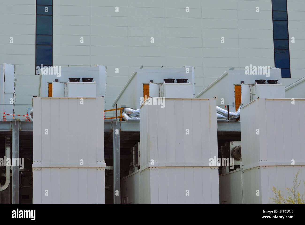 edificio moderno di data center con torri di raffreddamento, Arizona Foto Stock