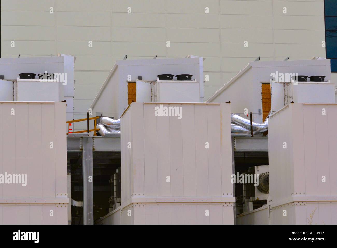 edificio moderno di data center con torri di raffreddamento, Arizona Foto Stock