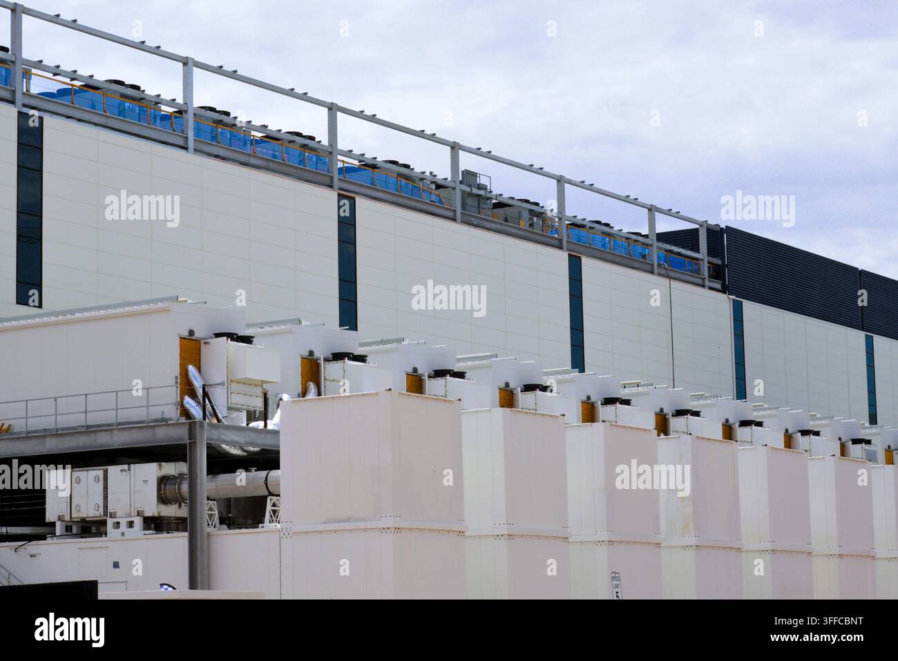 edificio moderno di data center con torri di raffreddamento, Arizona Foto Stock