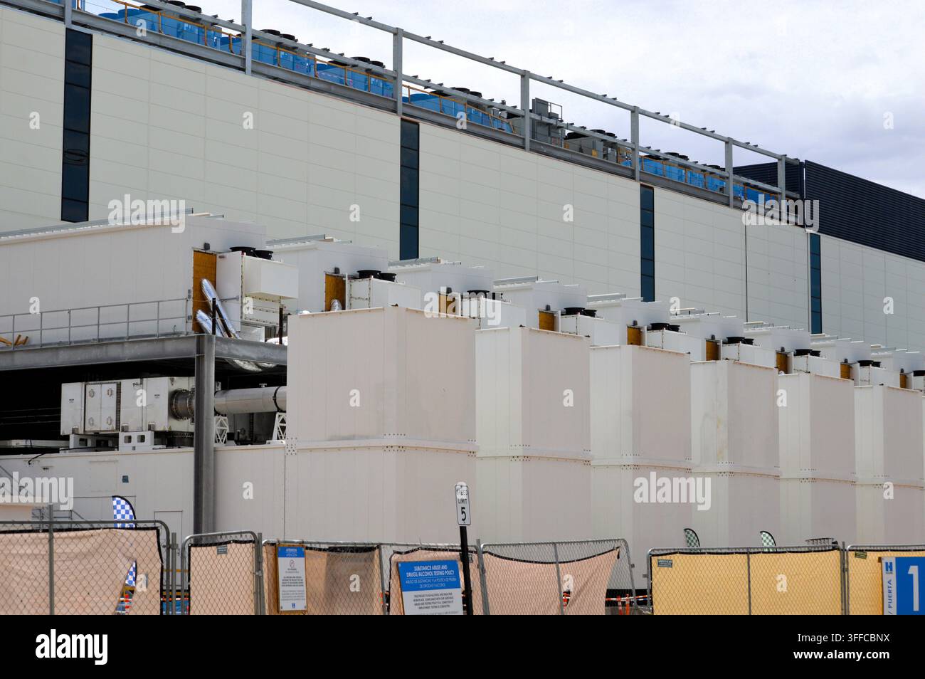 edificio moderno di data center con torri di raffreddamento, Arizona Foto Stock