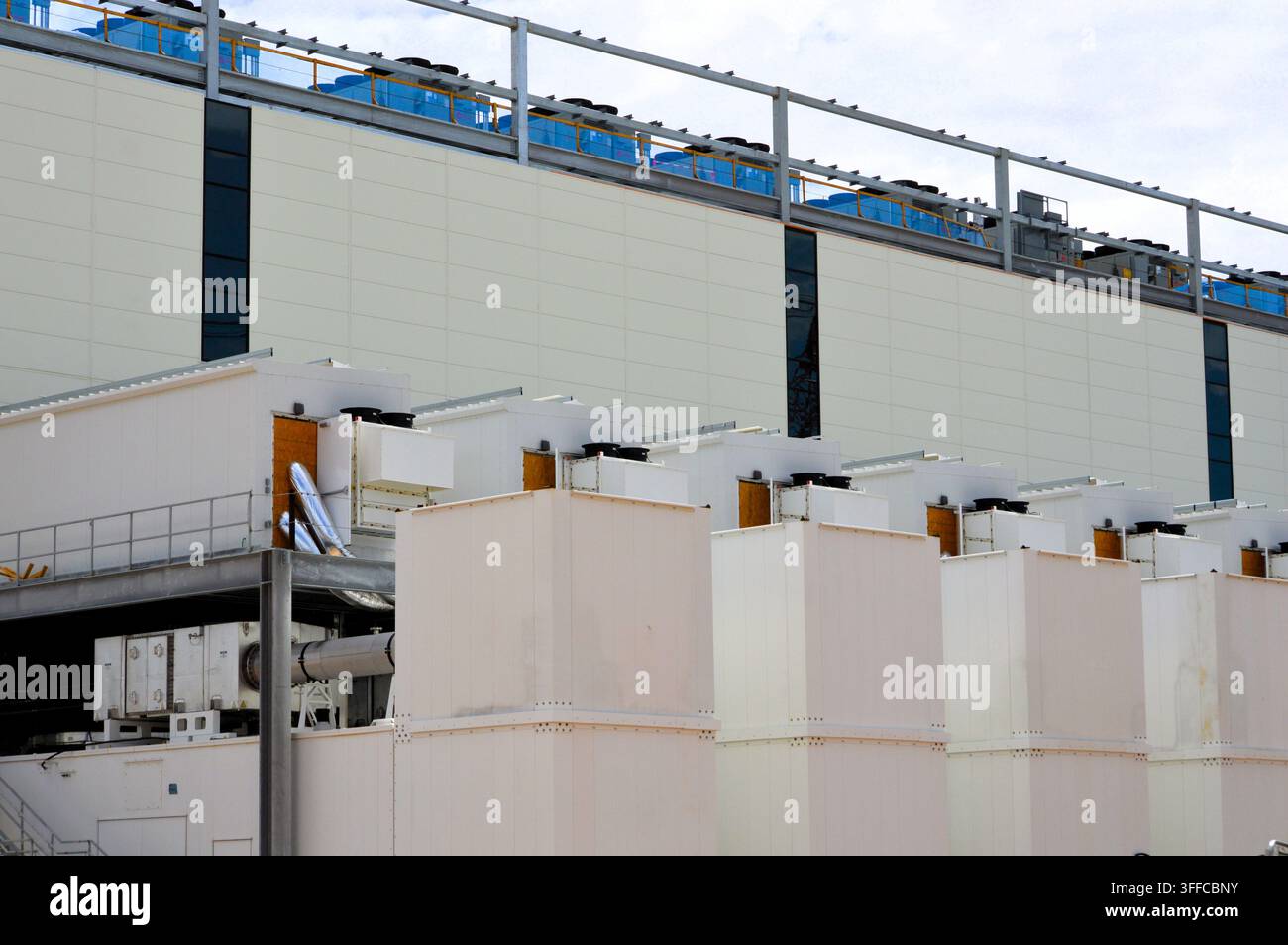 edificio moderno di data center con torri di raffreddamento, Arizona Foto Stock
