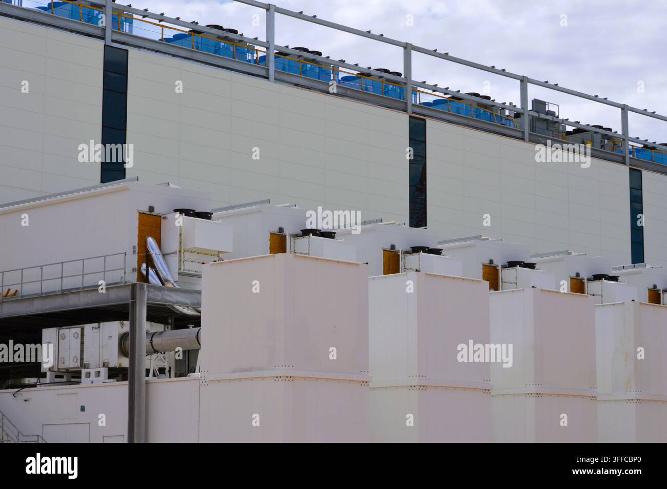 edificio moderno di data center con torri di raffreddamento, Arizona Foto Stock