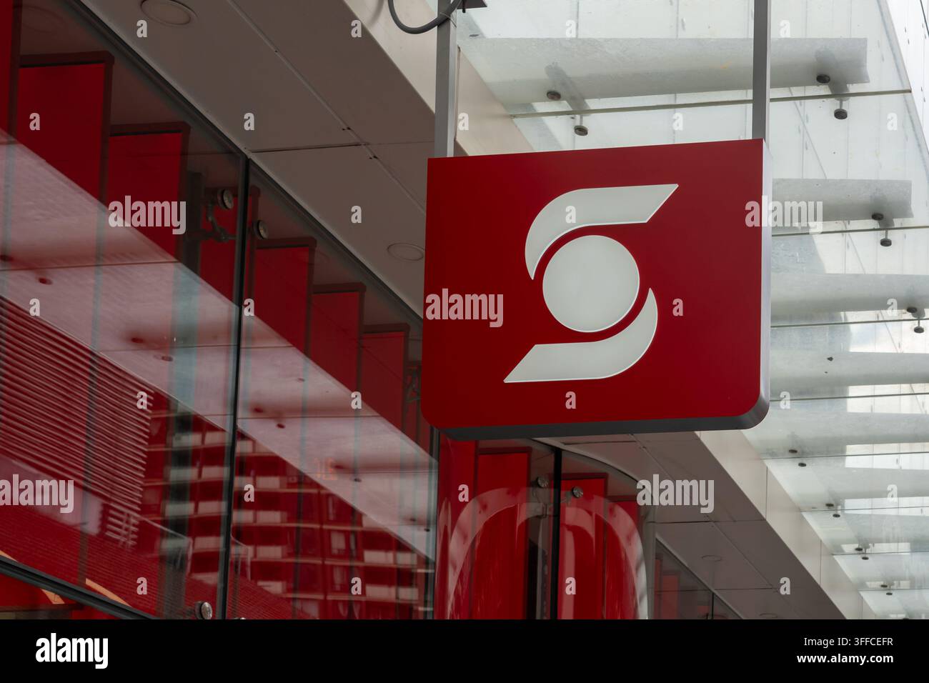 Un logo a forma di globo rosso e bianco per Scotiabank sull'edificio. Toronto, Ontario, Canada. Foto Stock