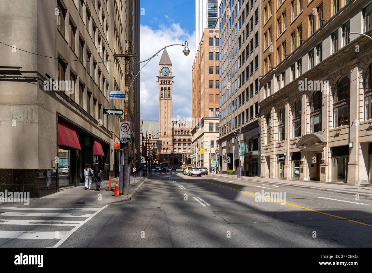 Una veduta stradale che guarda verso nord su Bay Street verso il torre dell'orologio storica del Vecchio Municipio nel centro di Toronto Foto Stock