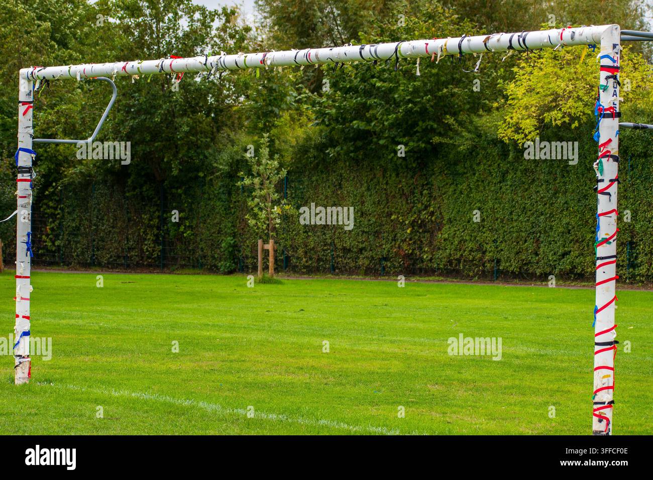 Un palo da calcio decorato su un campo di erba a Nottingham, Regno Unito Foto Stock