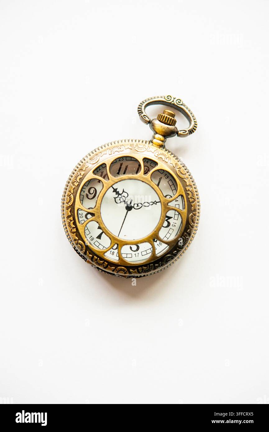 Orologio da tasca in ottone in stile antico isolato su bianco, con cassa ornata e quadrante decorativo con lancette e numeri neri Foto Stock