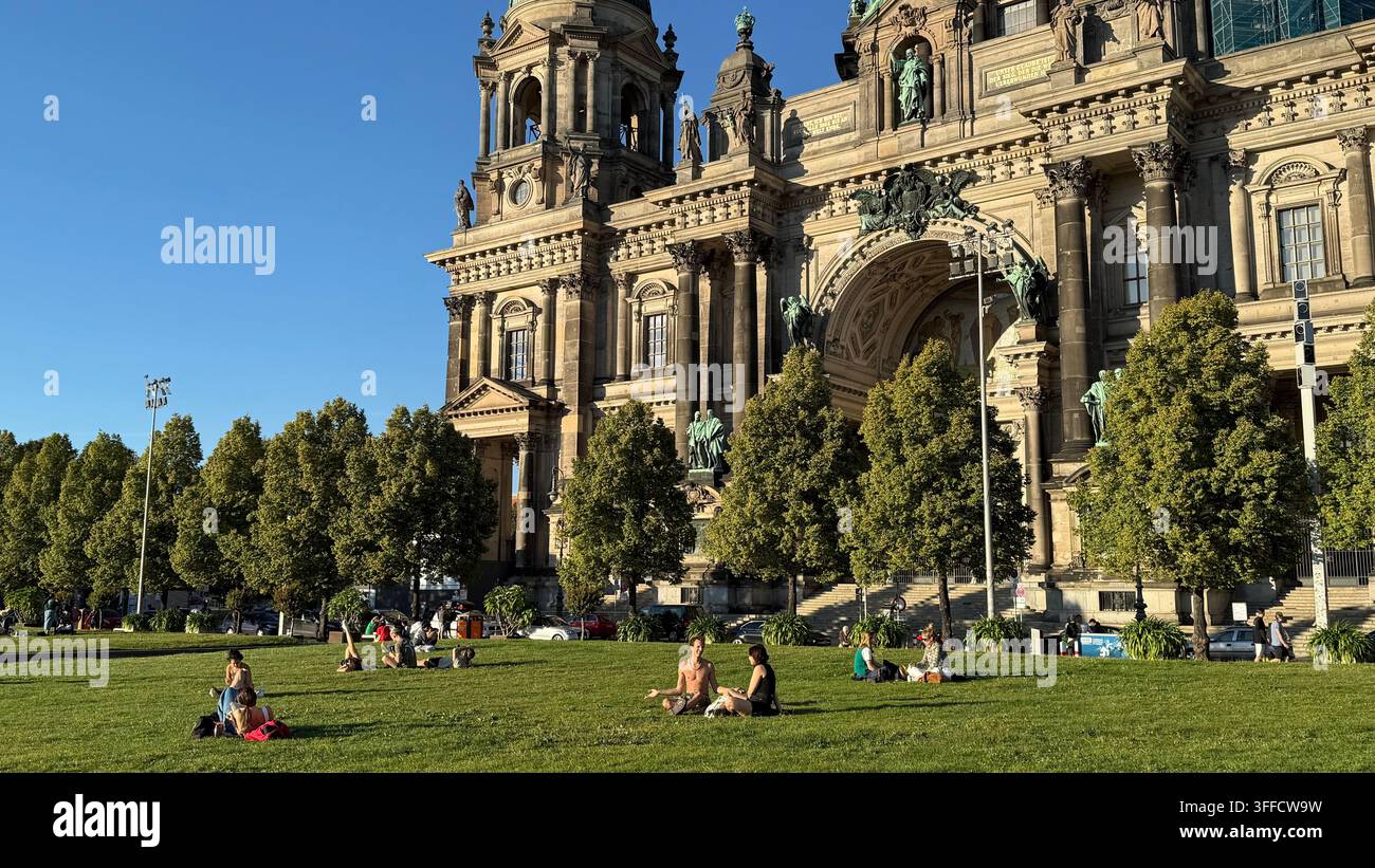 Vista del Palazzo di Berlino e del Forum Humboldt a Berlino, Germania, in una giornata estiva soleggiata. - Immagine stock catturata con smartphone