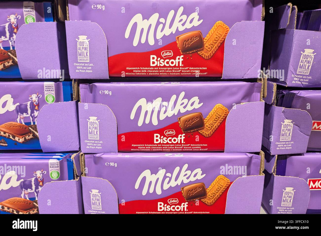 Germania – 30 luglio 2026: barrette di cioccolato Milka Biscoff esposte su un bancone del supermercato Foto Stock