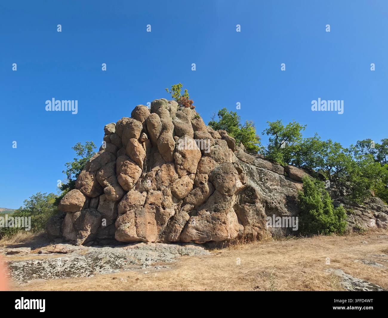 Distintiva formazione rocciosa erosione ad Harman Kaya, Rodopi orientali, Bulgaria - Immagine stock catturata con smartphone