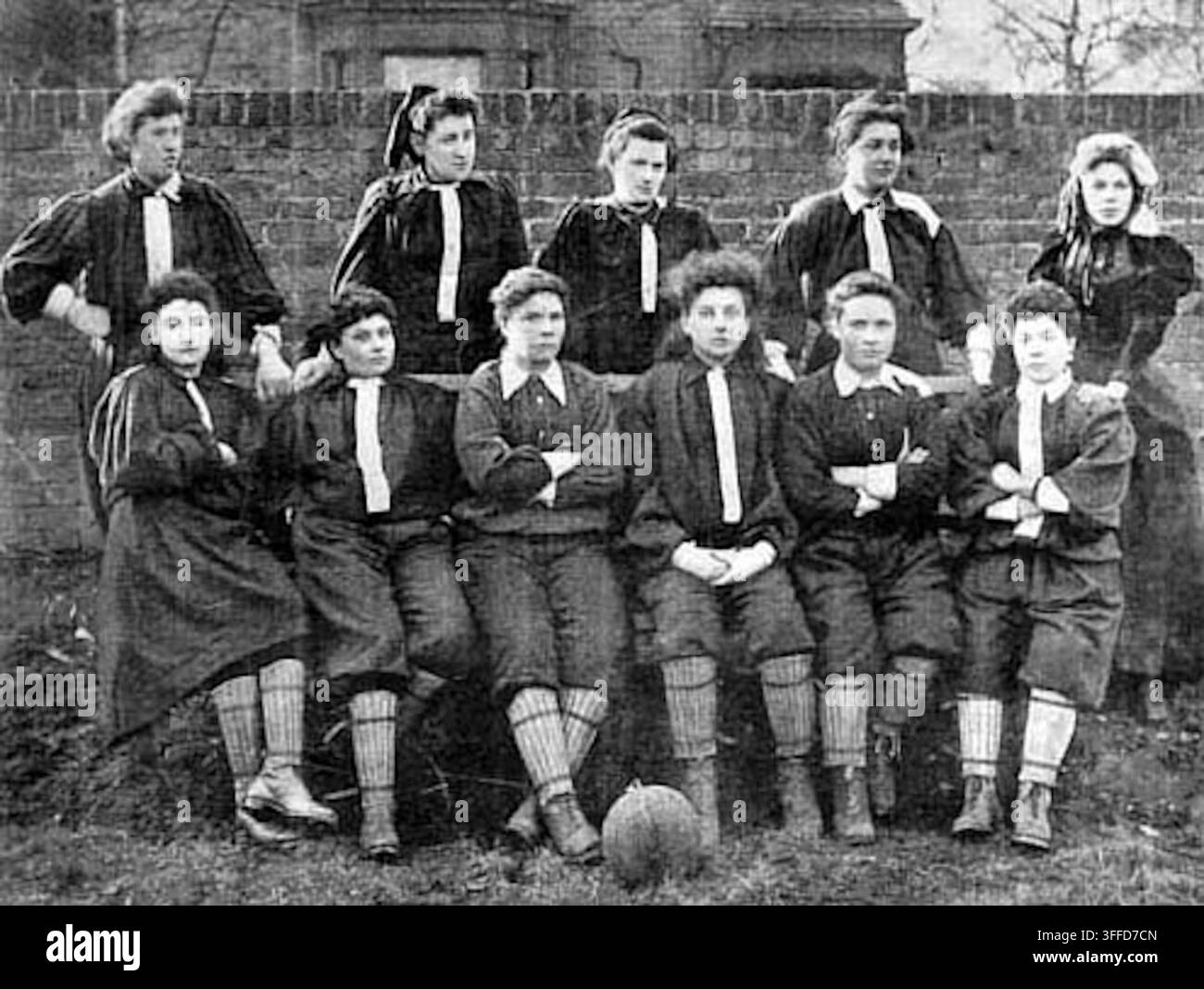 La squadra Nord del British Ladies' Football Club, la prima squadra di calcio femminile conosciuta in Inghilterra, fotografata nel 1895. La squadra è stata fondata nel 1894 dalla pioniera Nettie Honeyball (in piedi seconda da sinistra nella fila superiore). La loro storica partita d'apertura si è svolta il 23 marzo 1895 a Nightingale Lane a Crouch End, Londra, dove la squadra Nord ha battuto il Sud 7-1 davanti a una folla di circa 10.000 spettatori Foto Stock