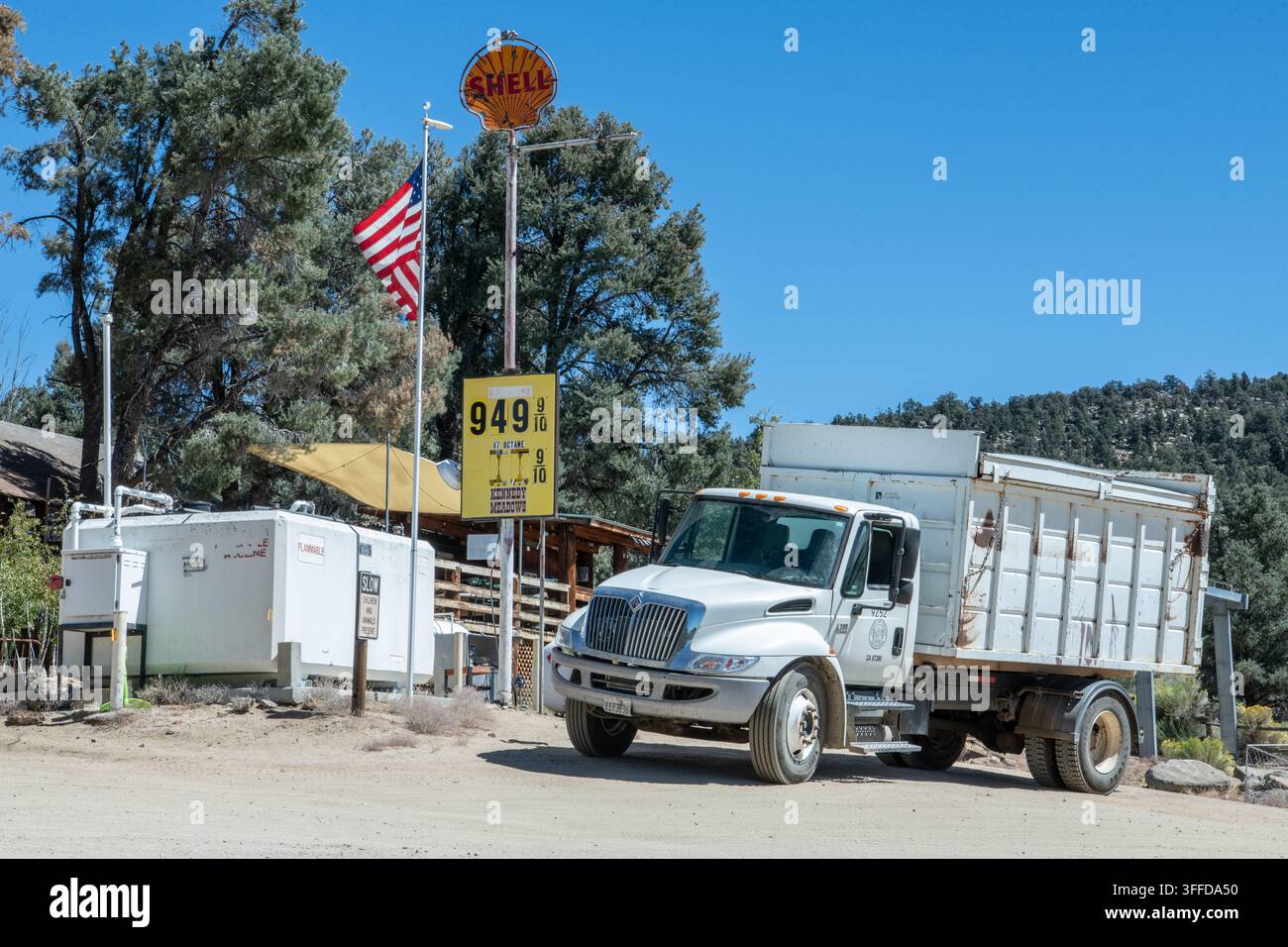 Benzina o petrolio molto costosi a una stazione di servizio in California. Foto Stock