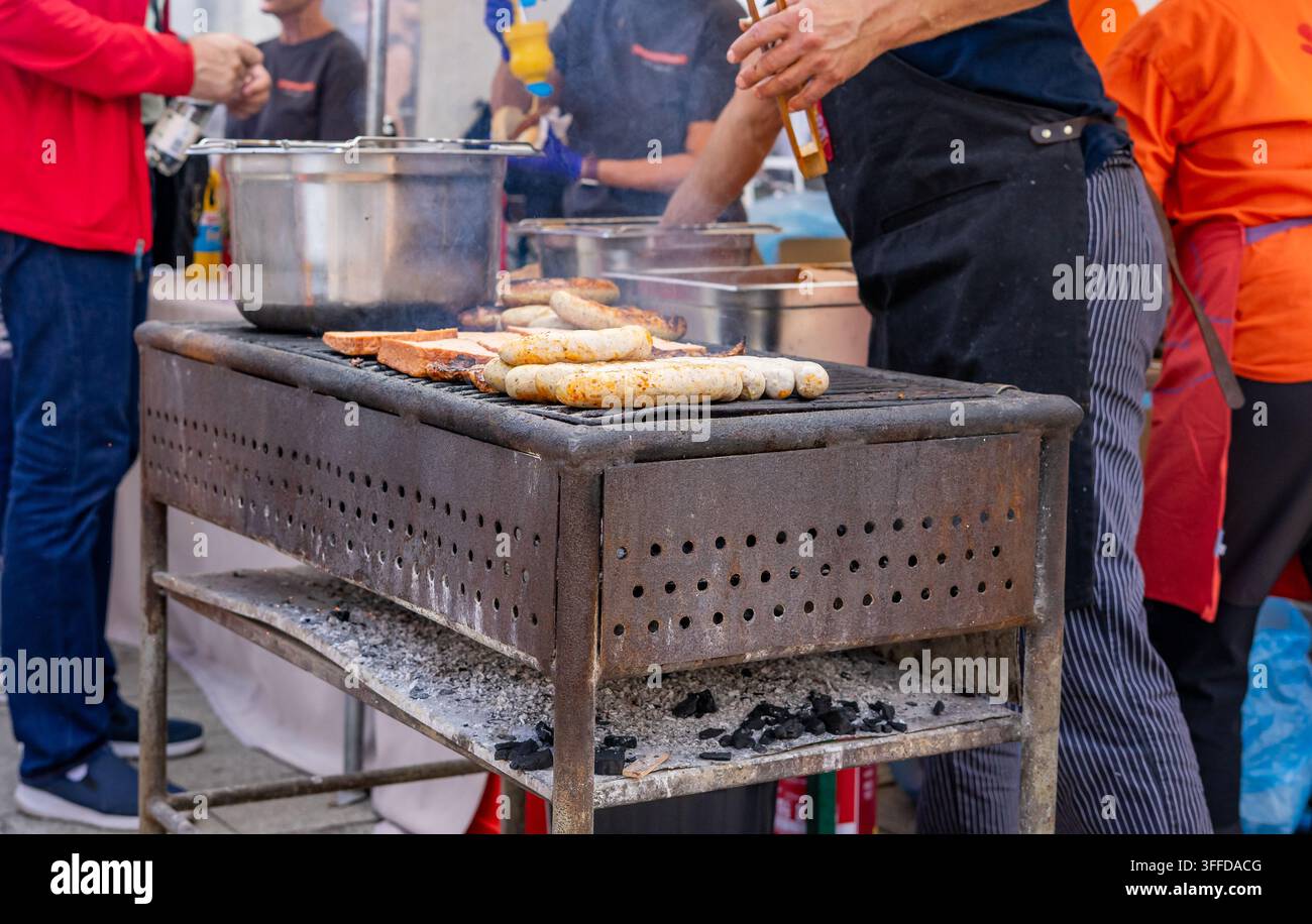 Grill per barbecue a un festival all'aperto con cibo grigliato Foto Stock