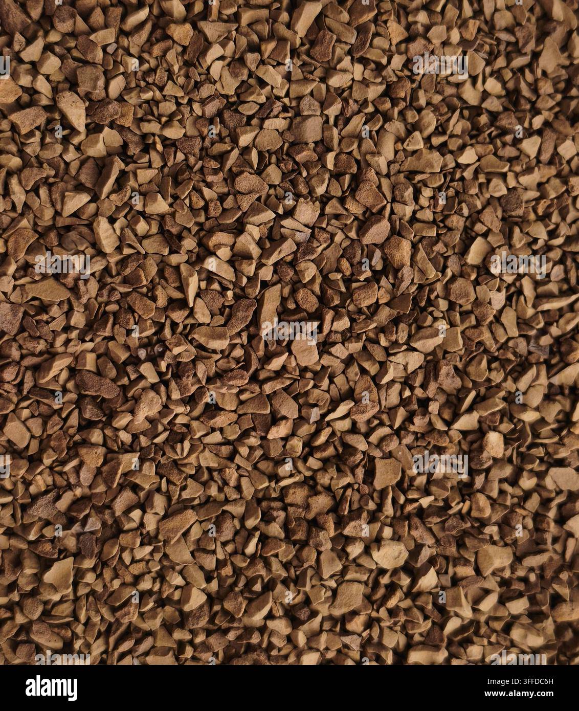 Texture di granuli di caffè istantaneo liofilizzati in primo piano Foto Stock