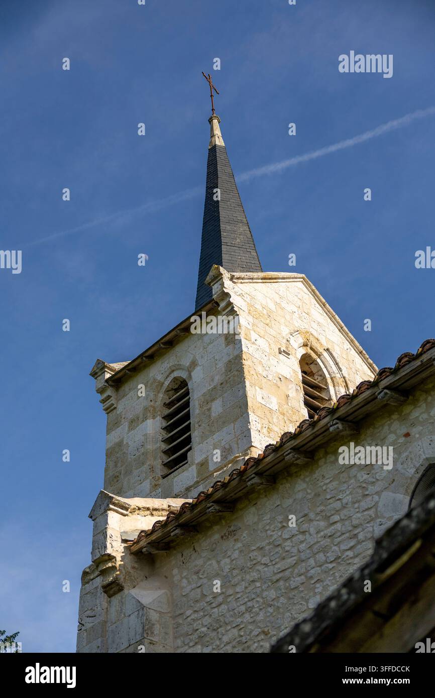Campanile della chiesa e guglia in ardesia contro un cielo blu, Gers, Saint Georges, Francia Foto Stock