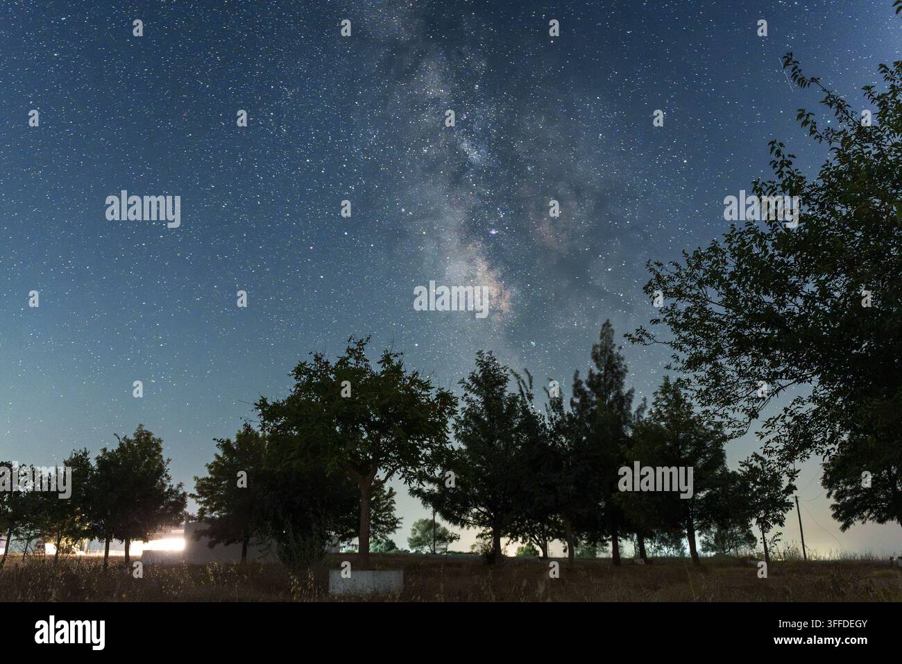 Incredibile cielo notturno stellato con il centro della via lattea Foto Stock