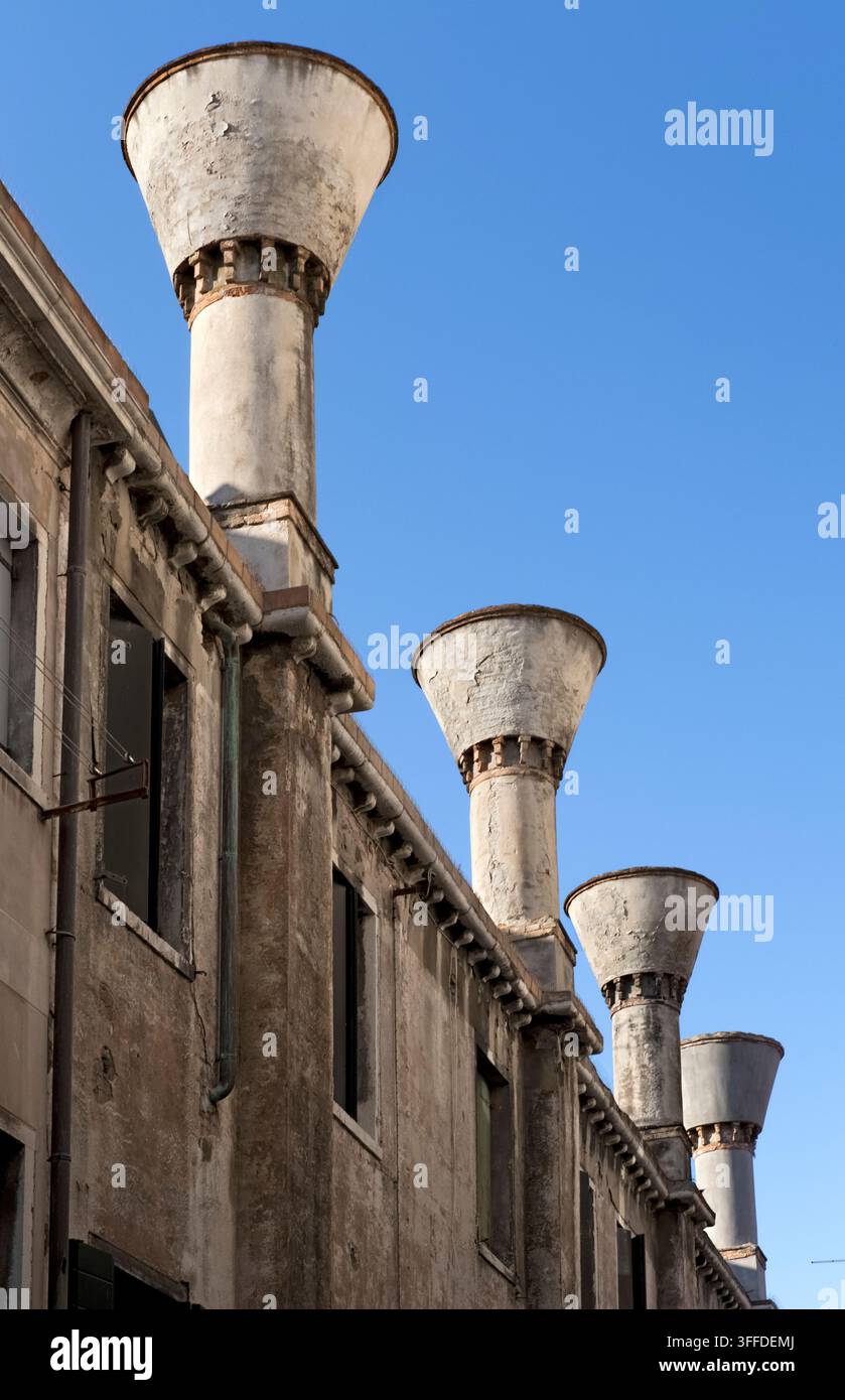 I camini a forma di campana o a cono troncato rovesciato sono una caratteristica dell'architettura veneziana. San Polo, Venezia, Italia. Foto Stock