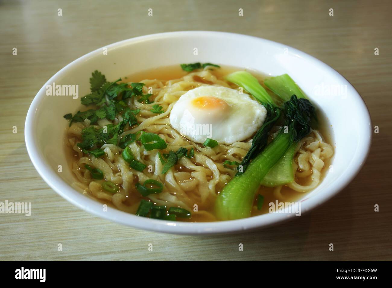Zuppa di noodles cinese con uovo e verdure, piatto caldo del menu del ristorante Foto Stock